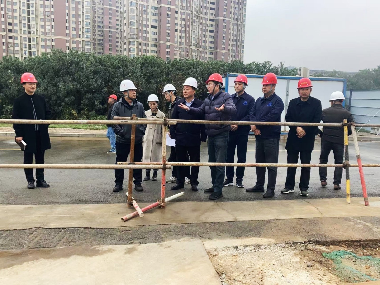 住建局黃局長(zhǎng)一行視察益建工地